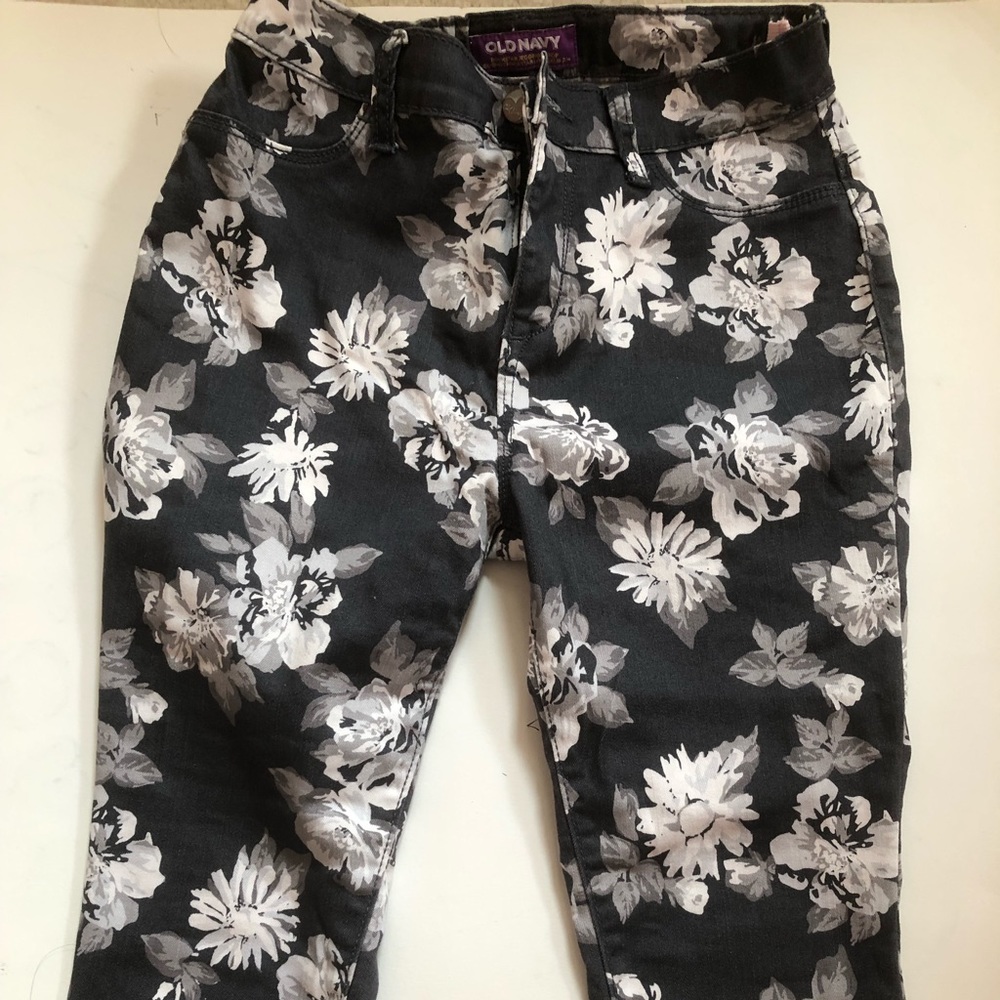 old navy gray&white floral cropped jeggings